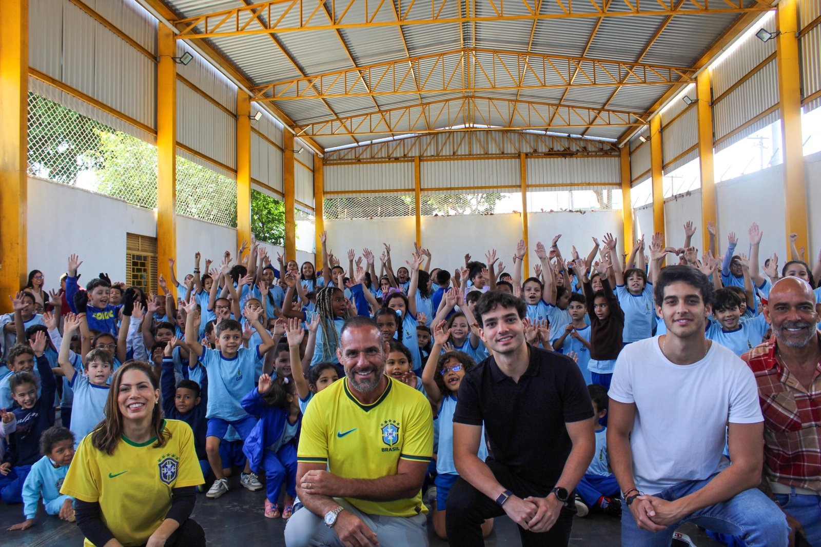 Campanha solidária distribuirá mil álbuns da Copa do Mundo para crianças em vulnerabilidade